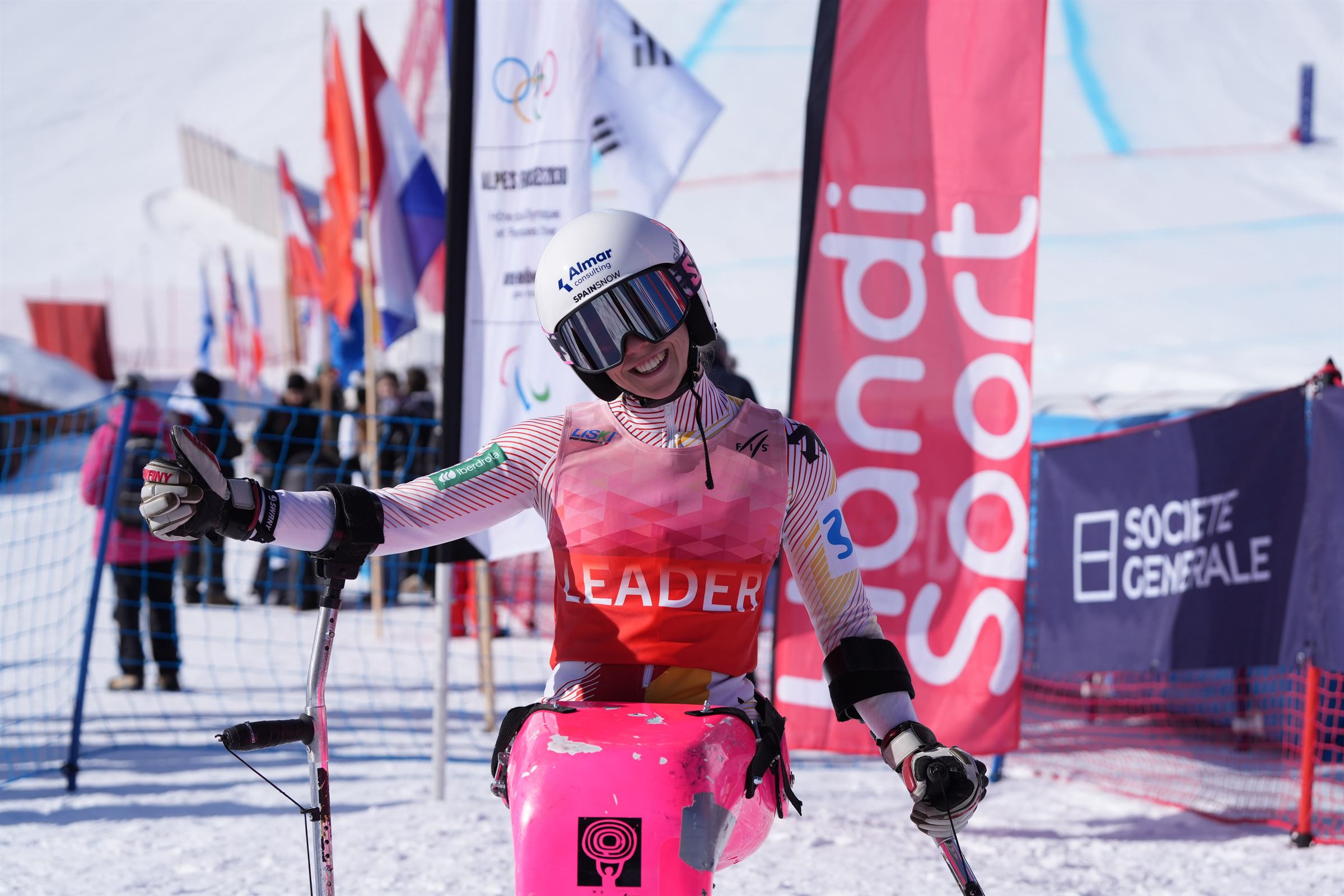 Audrey Pascual at full speed on her monoski during an alpine skiing race