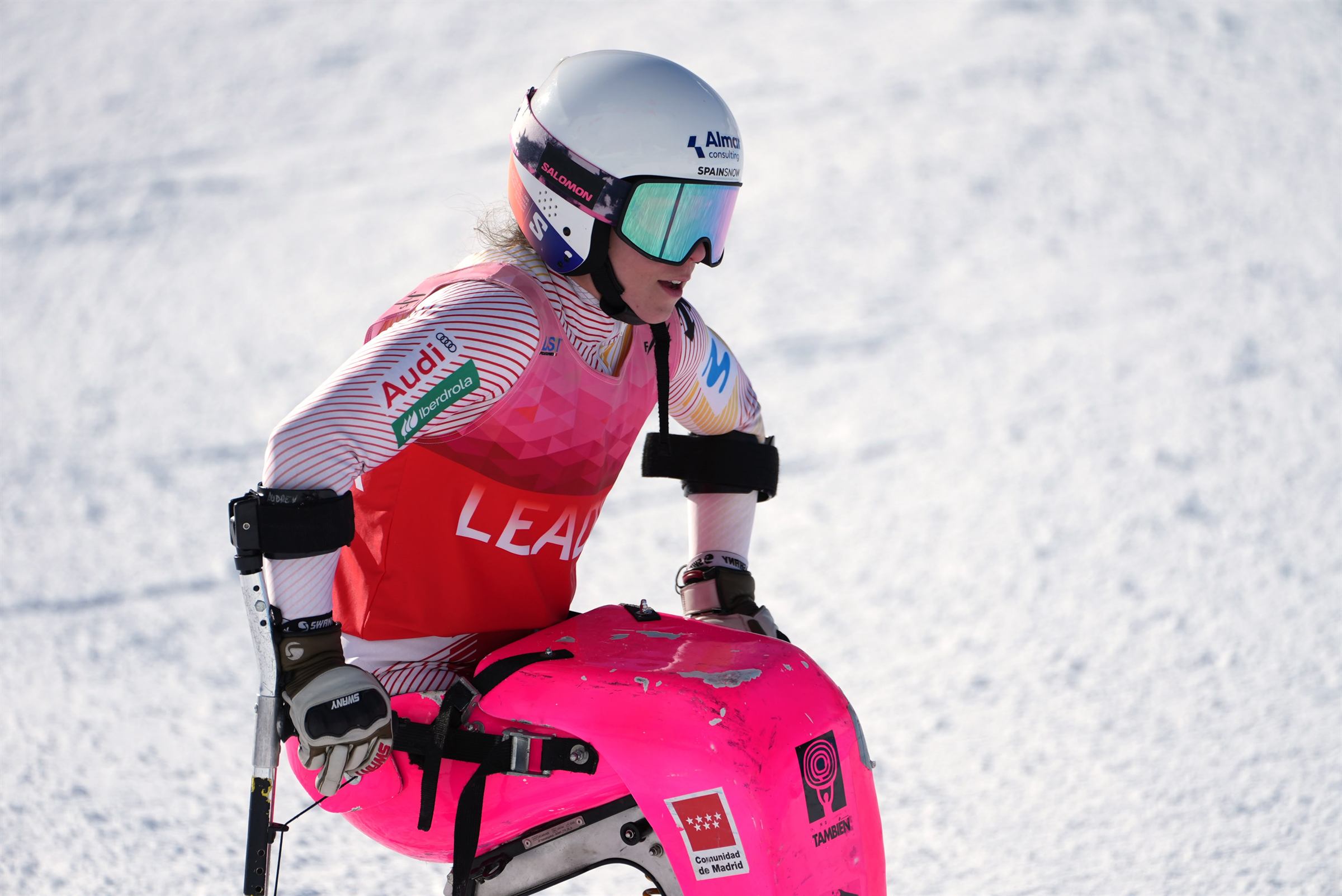 Audrey Pascual crossing a powder snow section
